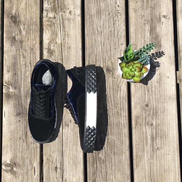 Kendall & Kylie Sneakers Unisex - Picture 2 of 7